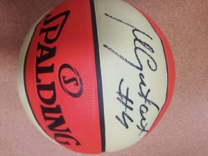 Piłka z podpisem Marcina Gortata z NBA